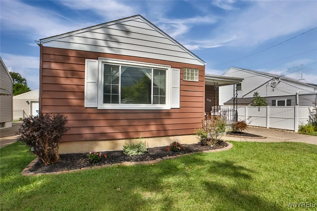 570 73rd St Street, Niagara Falls, New York 14304, Niagara Falls, New York 14304, 3 Bedrooms Bedrooms, 5 Rooms Rooms,1 BathroomBathrooms,Residential,For Sale,570 73rd St Street, Niagara Falls, New York 14304,0,B1632831