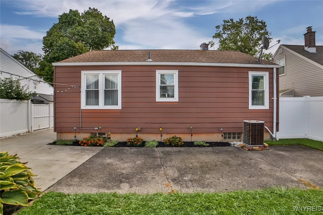 570 73rd St Street, Niagara Falls, New York 14304, Niagara Falls, New York 14304, 3 Bedrooms Bedrooms, 5 Rooms Rooms,1 BathroomBathrooms,Residential,For Sale,570 73rd St Street, Niagara Falls, New York 14304,0,B1632831