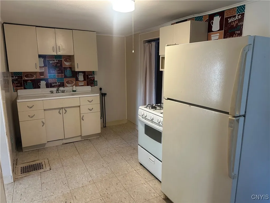 1218 Court Street, Syracuse, New York 13208, Syracuse, New York 13208, 2 Bedrooms Bedrooms, ,2 BathroomsBathrooms,Residential,For Sale,1218 Court Street, Syracuse, New York 13208,0,S1634482