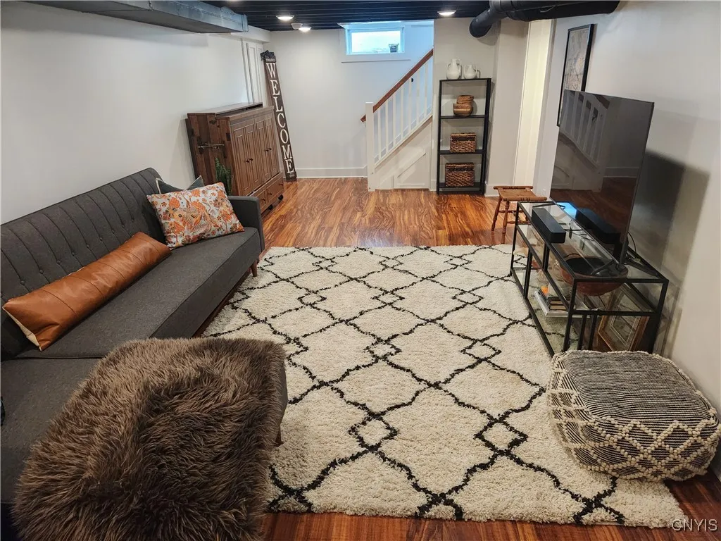 Beautifully finished bright space to entertain