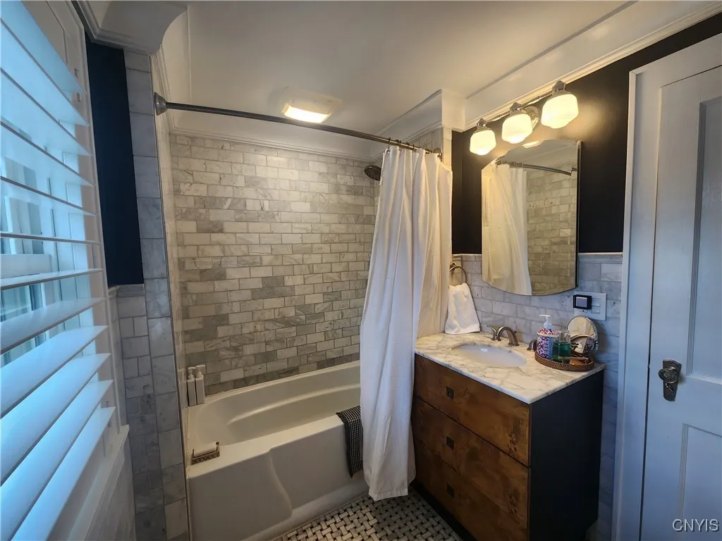 2nd floor Full Bath