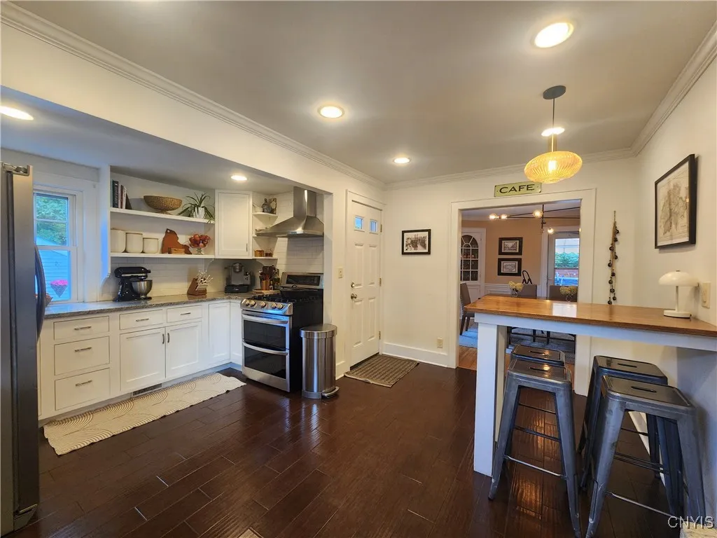 Eat-in Kitchen