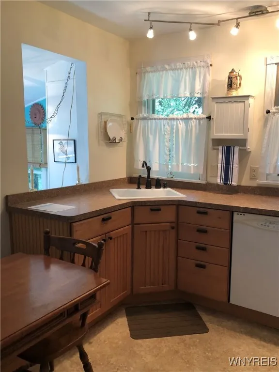 VINYL FLOORS- TABLE SITTING BENCH