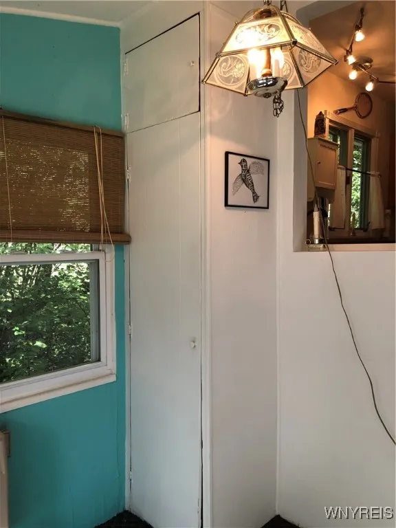 CLOSET UNIT