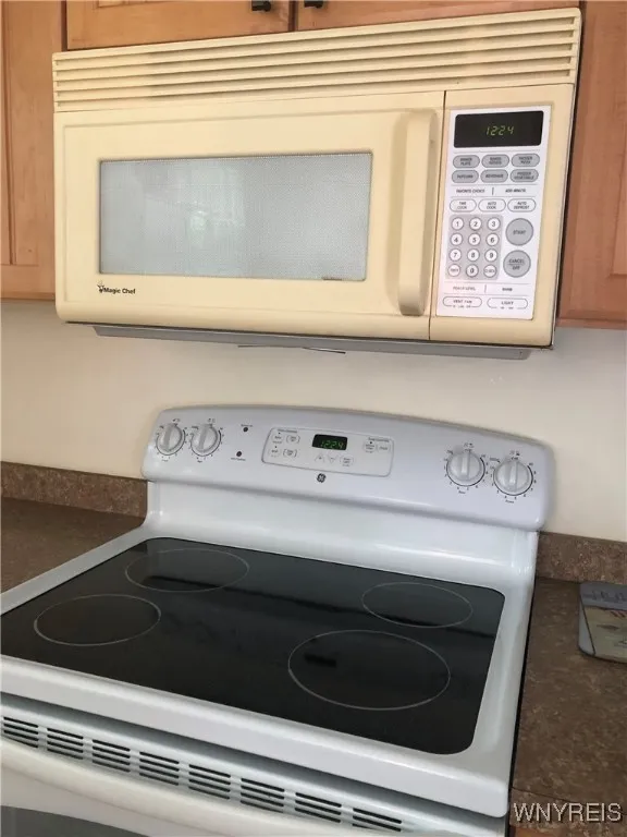 ELECTRIC STOVE/MICRO AS IS