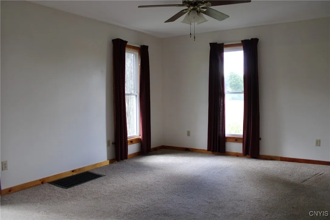 FRONT/TV ROOM