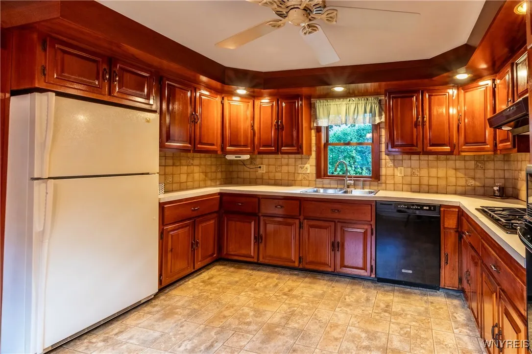 1187 Sandridge Road, Alden, New York 14004, Alden, New York 14004, 4 Bedrooms Bedrooms, 9 Rooms Rooms,1 BathroomBathrooms,Residential,For Sale,1187 Sandridge Road, Alden, New York 14004,0,B1633093