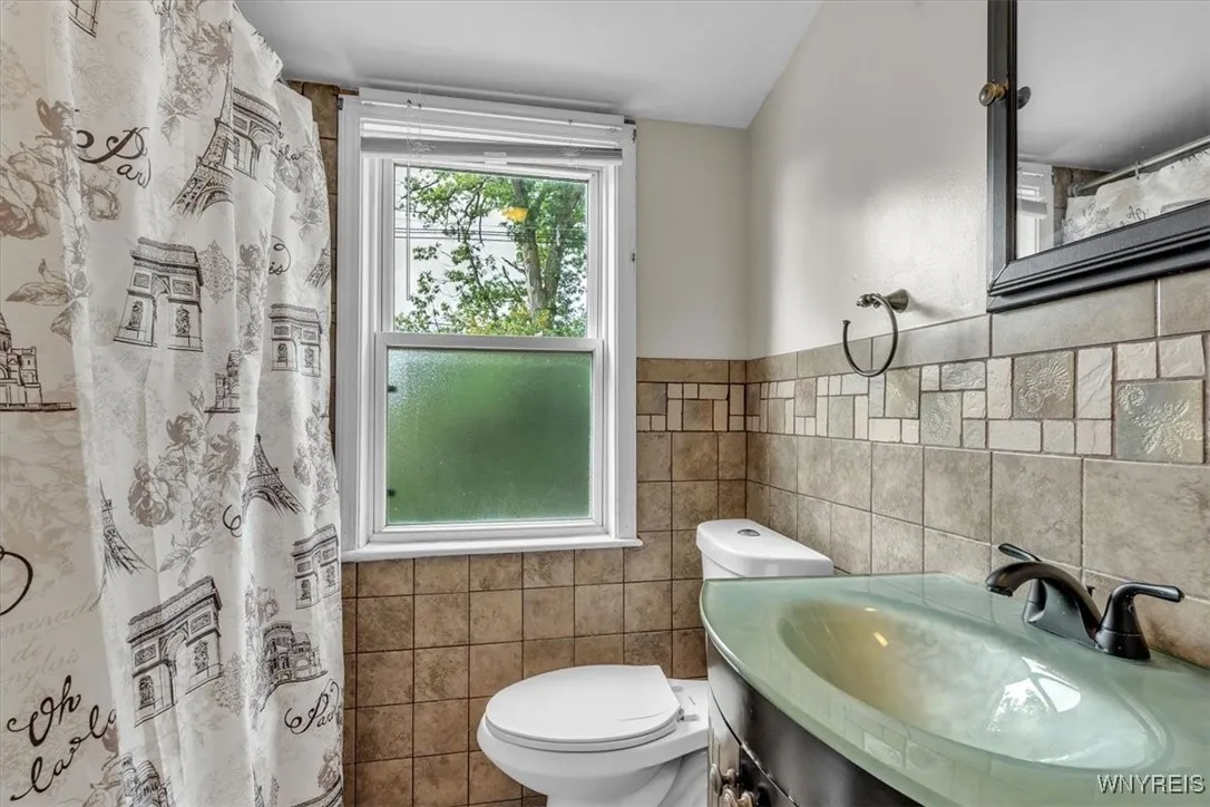2nd Floor Full Bathroom