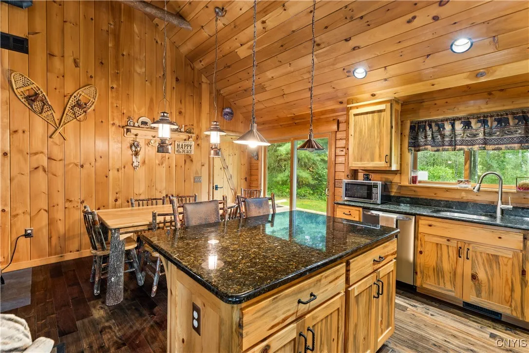 Kitchen island & dining