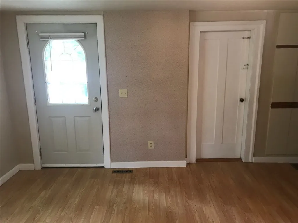 Apt1Down _Entry\r\nPic before current tenant