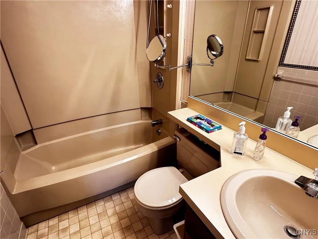 5 Elm Hill Way, Camillus, New York 13031, Camillus, New York 13031, 3 Bedrooms Bedrooms, 9 Rooms Rooms,2 BathroomsBathrooms,Residential,For Sale,5 Elm Hill Way, Camillus, New York 13031,0,S1634507