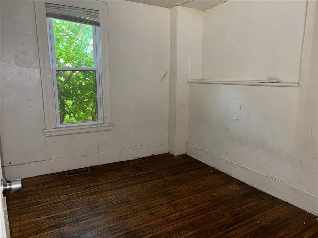 Lower - second bedroom