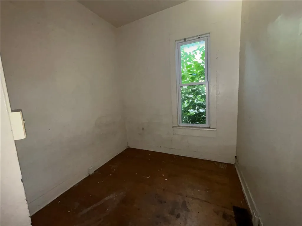 Lower - third bedroom