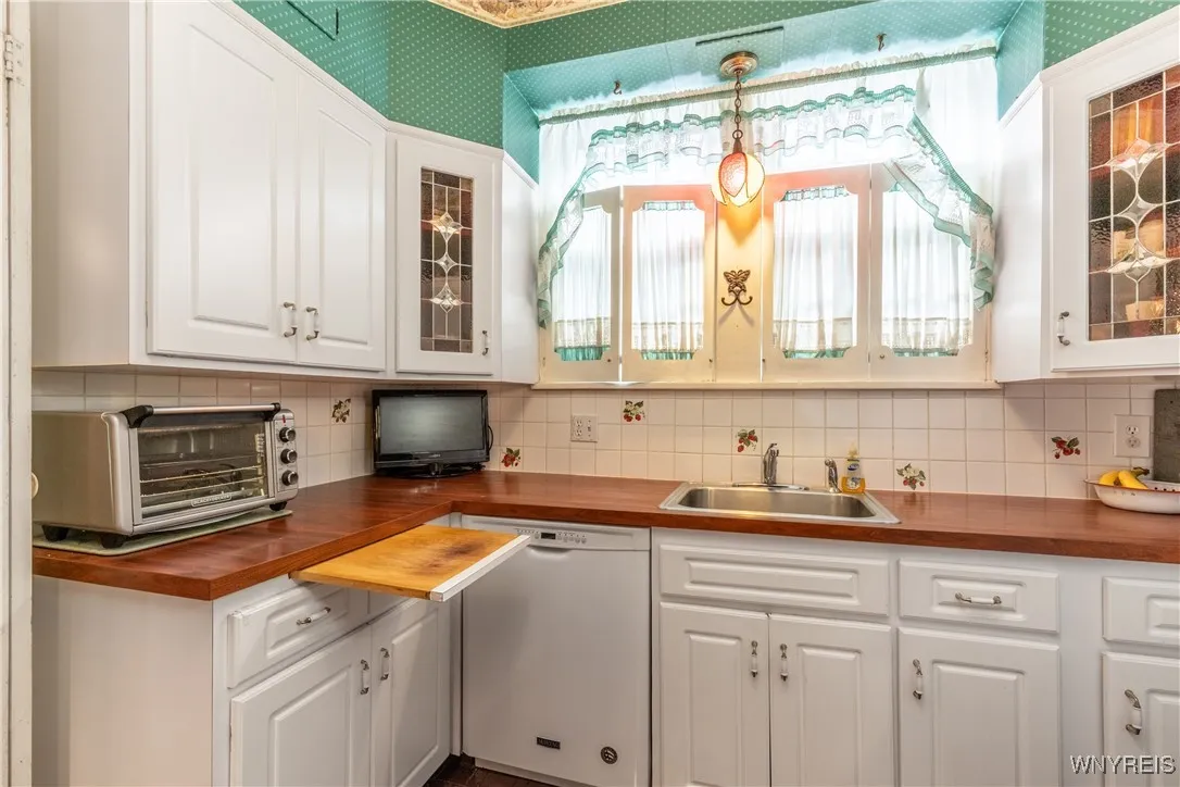 191 Long Avenue, Hamburg, New York 14075, Hamburg, New York 14075, 4 Bedrooms Bedrooms, 8 Rooms Rooms,1 BathroomBathrooms,Residential,For Sale,191 Long Avenue, Hamburg, New York 14075,0,B1634555