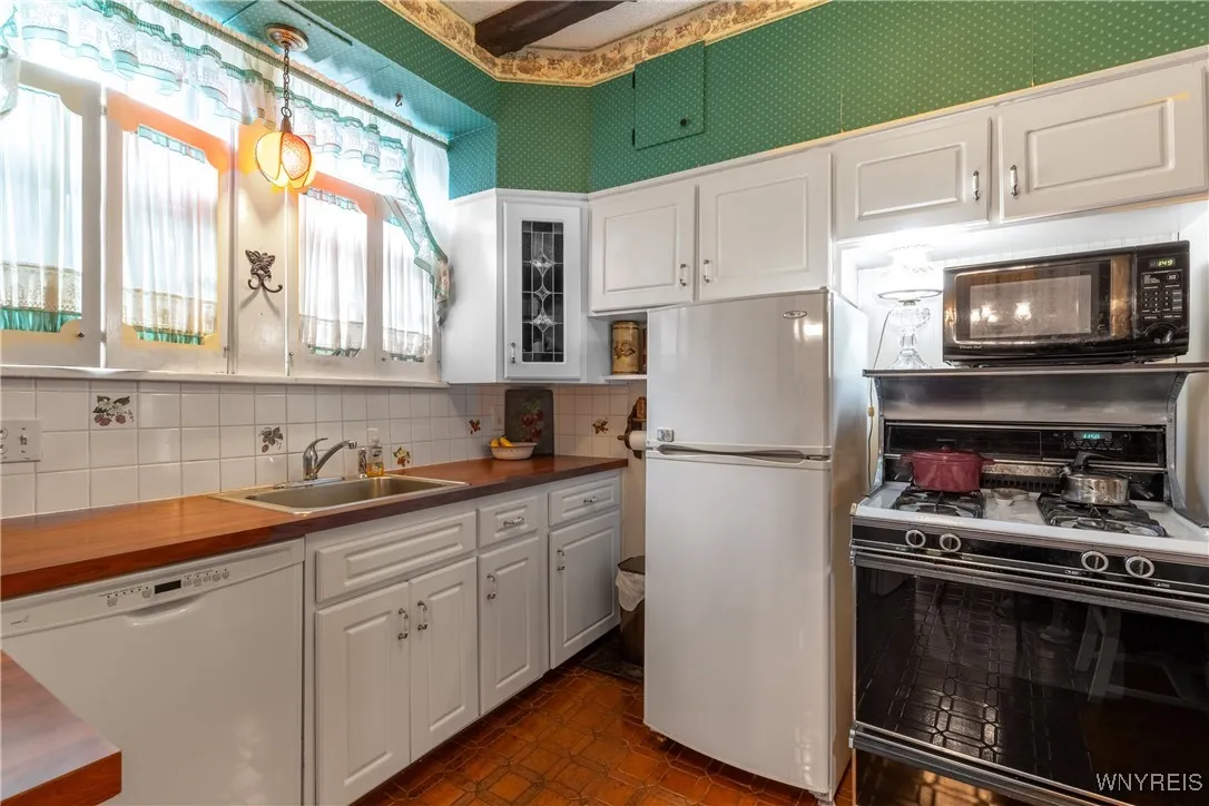 191 Long Avenue, Hamburg, New York 14075, Hamburg, New York 14075, 4 Bedrooms Bedrooms, 8 Rooms Rooms,1 BathroomBathrooms,Residential,For Sale,191 Long Avenue, Hamburg, New York 14075,0,B1634555