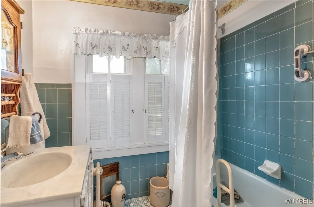 191 Long Avenue, Hamburg, New York 14075, Hamburg, New York 14075, 4 Bedrooms Bedrooms, 8 Rooms Rooms,1 BathroomBathrooms,Residential,For Sale,191 Long Avenue, Hamburg, New York 14075,0,B1634555