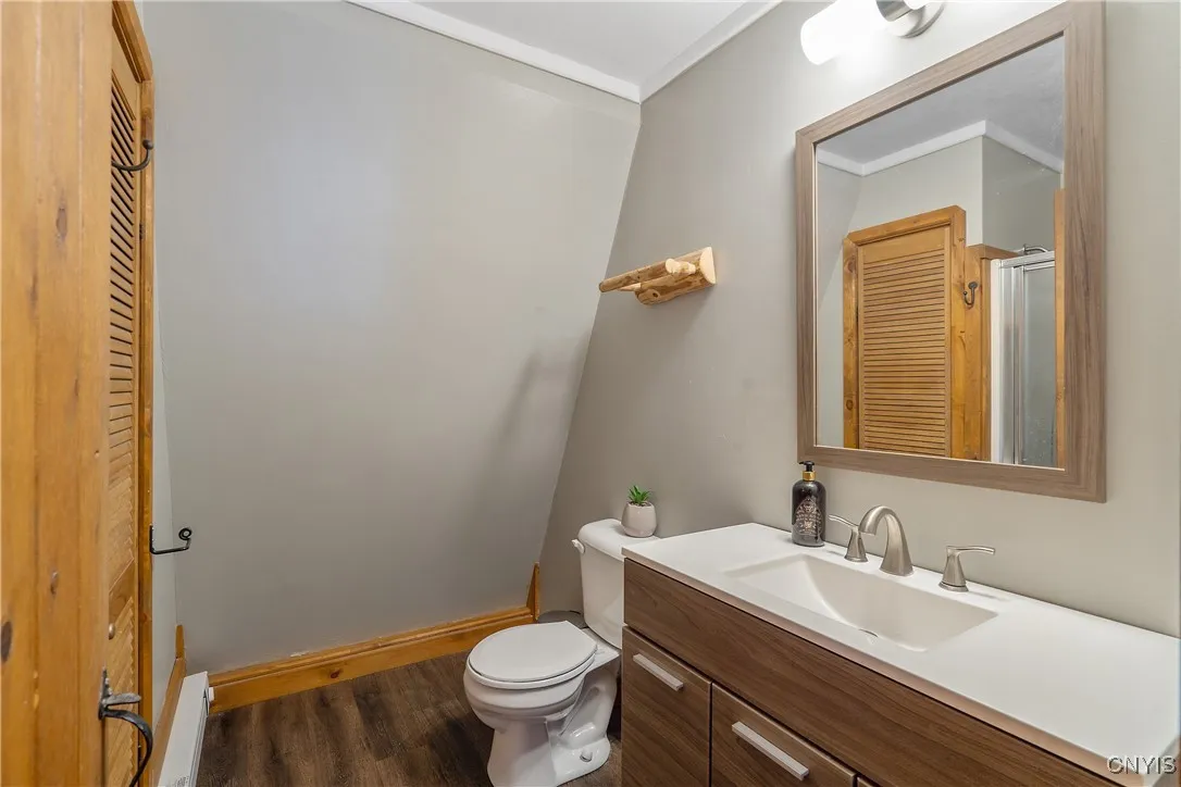 2nd Floor Full Bathroom w Shower