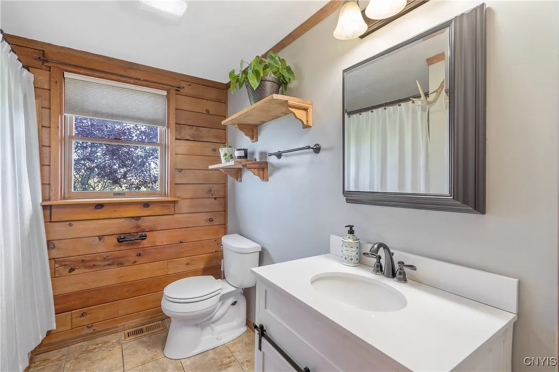 1st Floor Full Bathroom with Bathtub