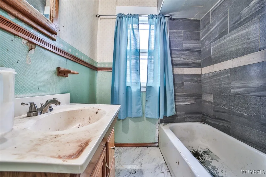 132 Ryan Street, Buffalo, New York 14210, Buffalo, New York 14210, 6 Bedrooms Bedrooms, ,3 BathroomsBathrooms,Residential,Closed,132 Ryan Street, Buffalo, New York 14210,0,B1634689