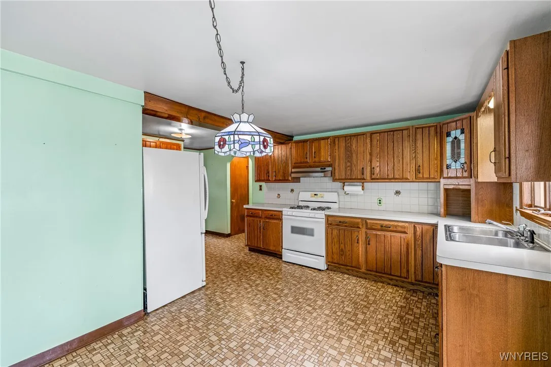 199 Beale Avenue, Cheektowaga, New York 14225, Cheektowaga, New York 14225, 4 Bedrooms Bedrooms, 8 Rooms Rooms,2 BathroomsBathrooms,Residential,For Sale,199 Beale Avenue, Cheektowaga, New York 14225,0,B1634375