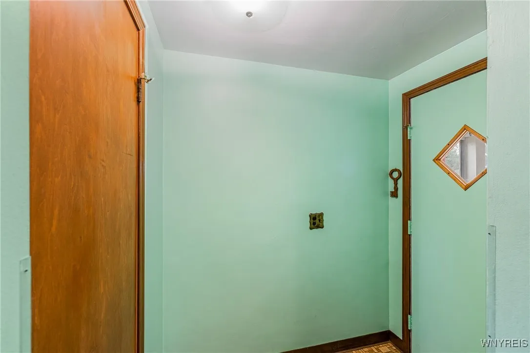 Side door entrance, takes you to Kitchen
