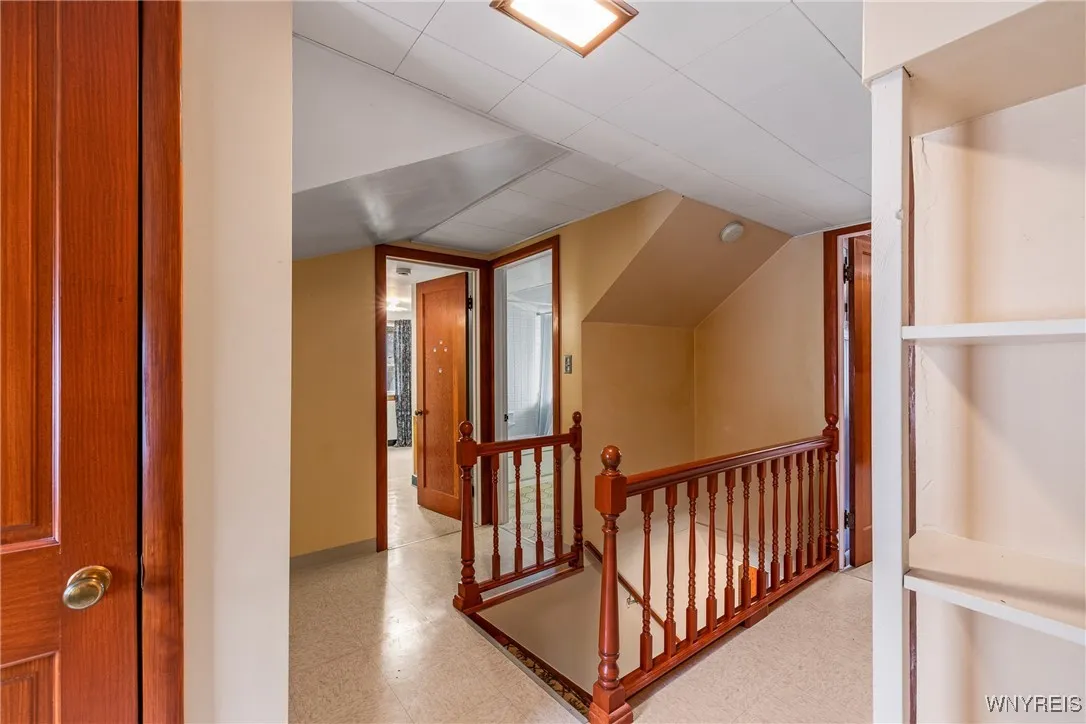 floor 2 ...small bonus  room