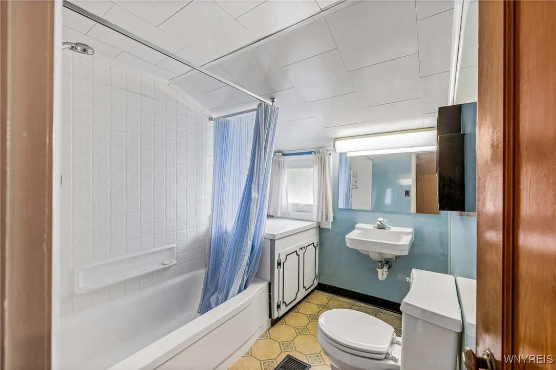 FLOOR 2 Bath