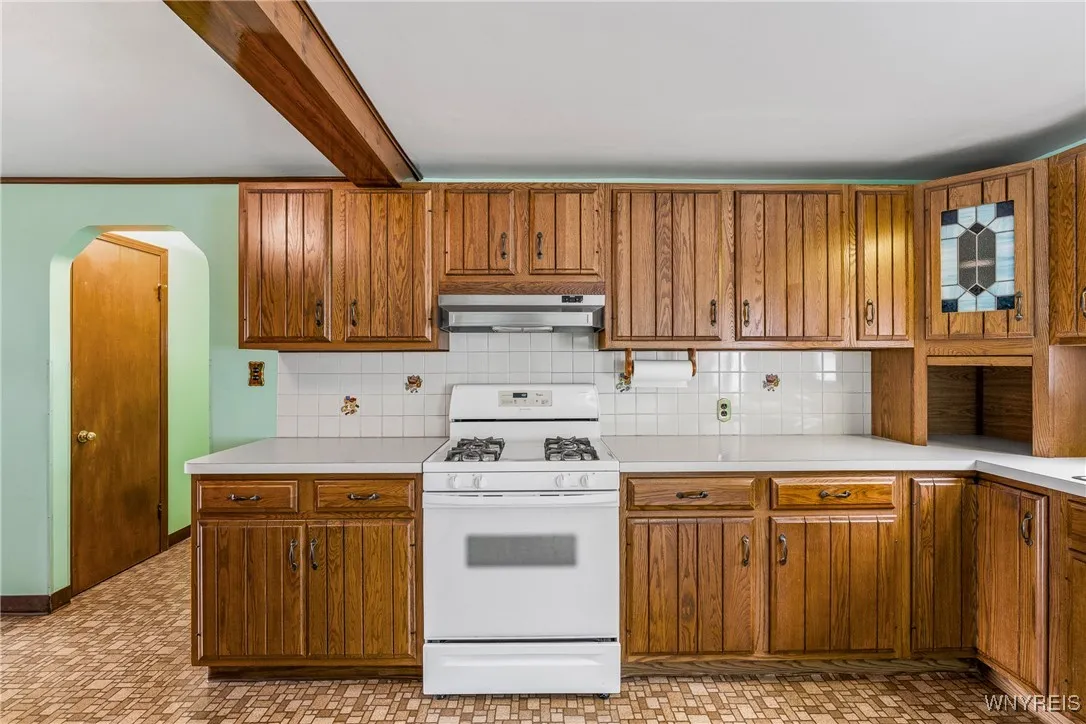 Kitchen, side door rear left(view shows closet)
