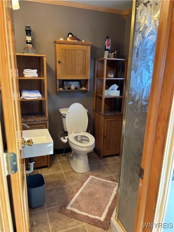 Full bath with vaulted ceiling and lots of storage\n