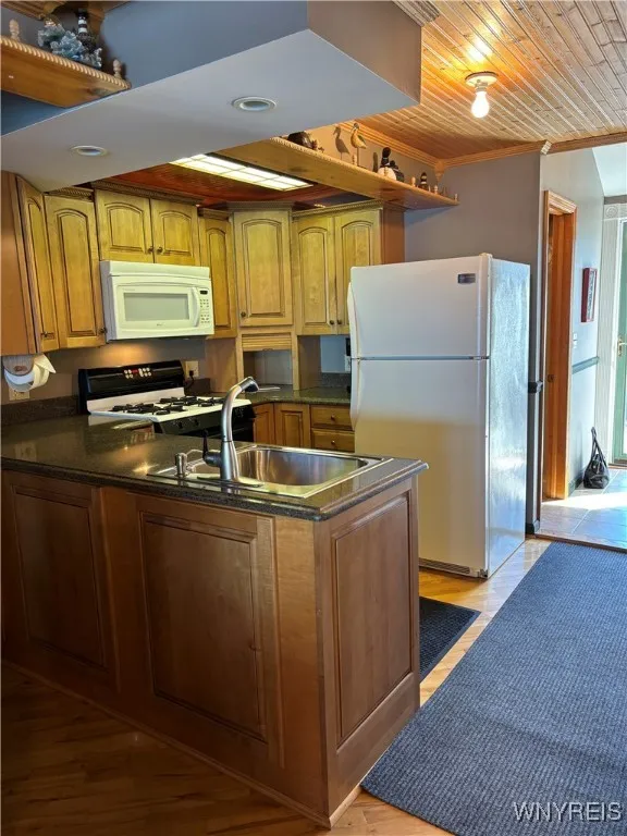 LR to Kitchen and Foyer\n