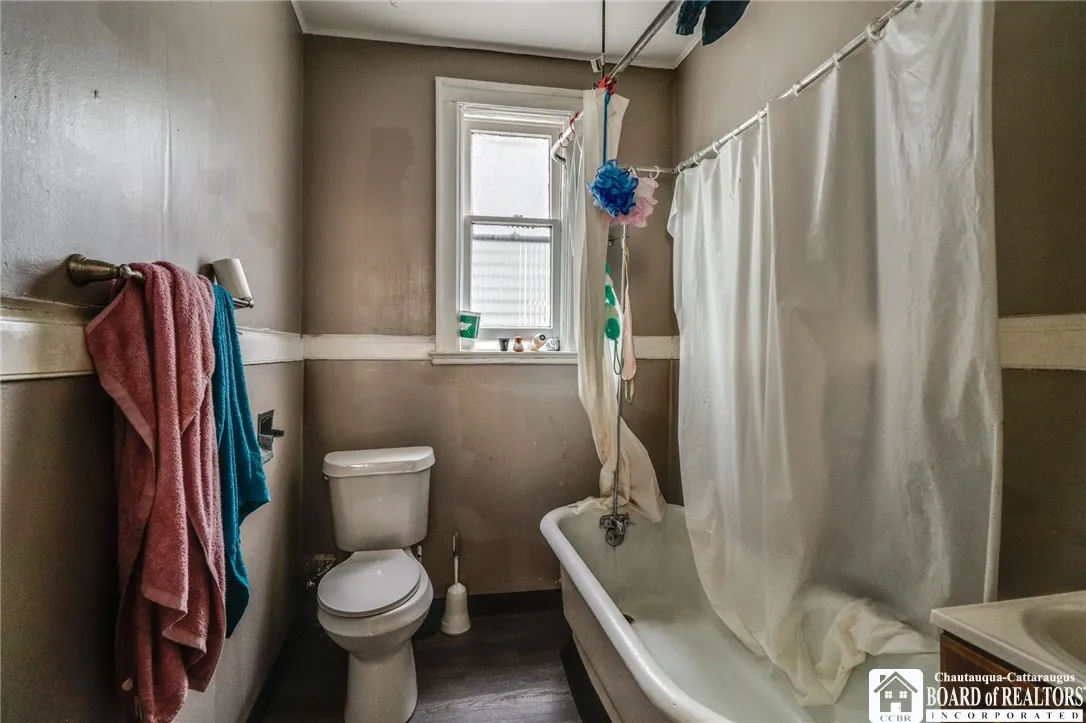 202 Grote Street, Buffalo, New York 14207, Buffalo, New York 14207, 6 Bedrooms Bedrooms, ,2 BathroomsBathrooms,Residential,Closed,202 Grote Street, Buffalo, New York 14207,0,R1634638