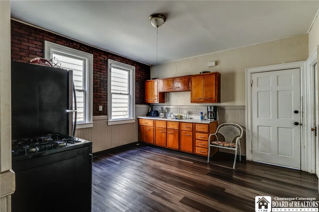 202 Grote Street, Buffalo, New York 14207, Buffalo, New York 14207, 6 Bedrooms Bedrooms, ,2 BathroomsBathrooms,Residential,Closed,202 Grote Street, Buffalo, New York 14207,0,R1634638