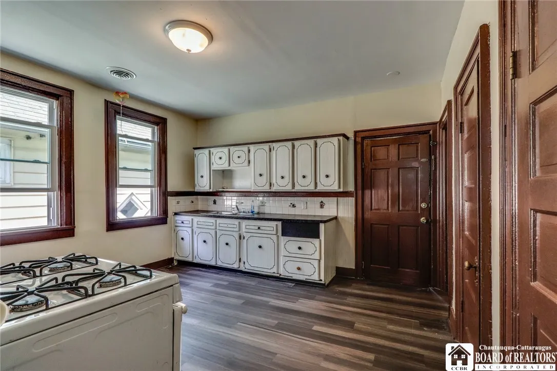 202 Grote Street, Buffalo, New York 14207, Buffalo, New York 14207, 6 Bedrooms Bedrooms, ,2 BathroomsBathrooms,Residential,Closed,202 Grote Street, Buffalo, New York 14207,0,R1634638