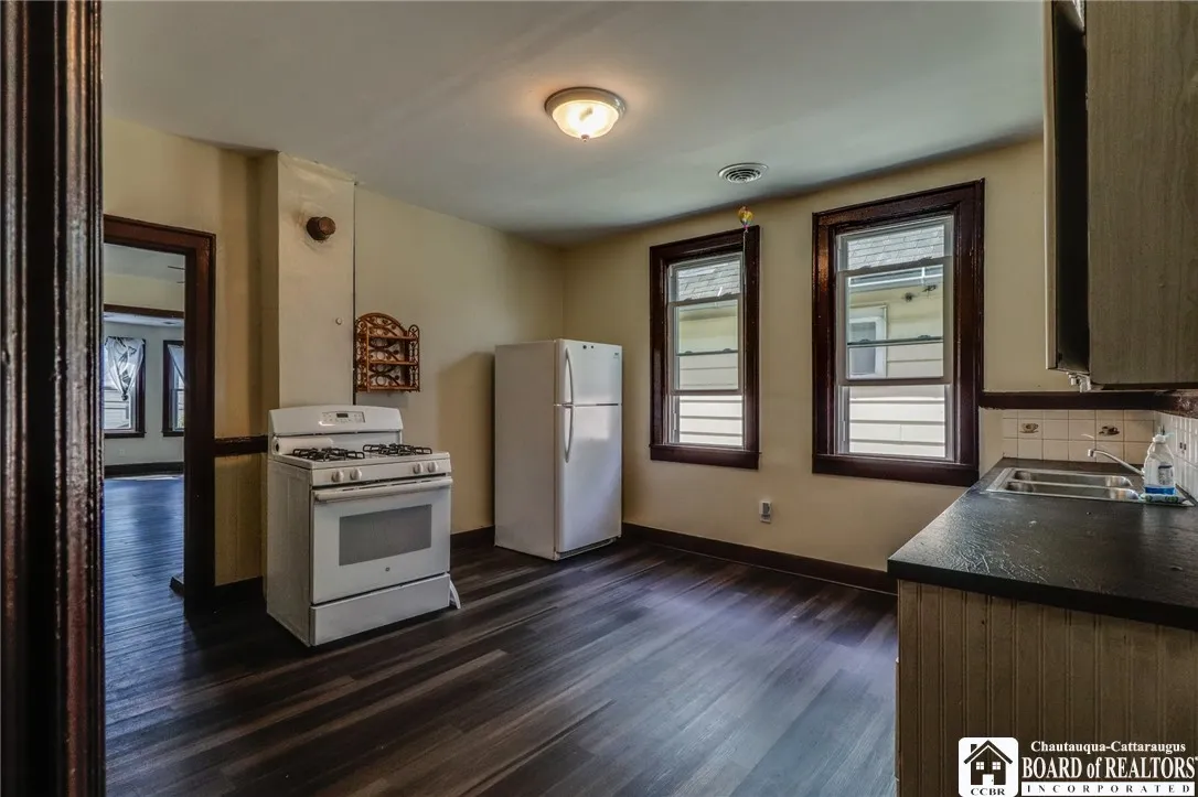 202 Grote Street, Buffalo, New York 14207, Buffalo, New York 14207, 6 Bedrooms Bedrooms, ,2 BathroomsBathrooms,Residential,Closed,202 Grote Street, Buffalo, New York 14207,0,R1634638