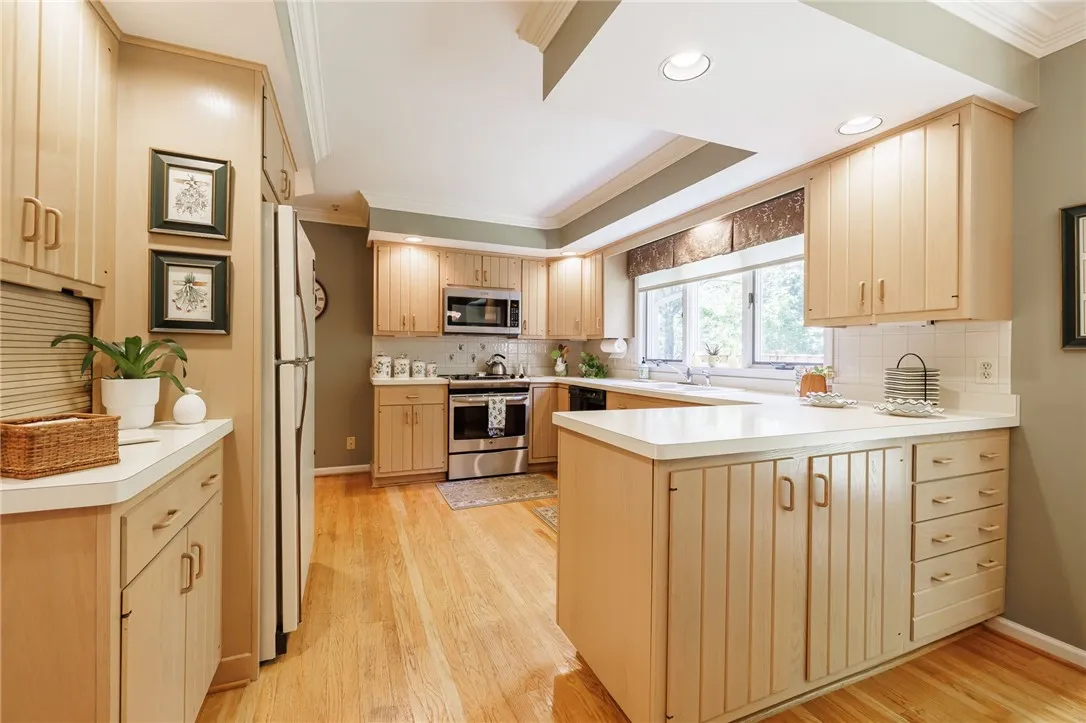 2 Village Grove, Pittsford, New York 14534, Pittsford, New York 14534, 3 Bedrooms Bedrooms, 7 Rooms Rooms,2 BathroomsBathrooms,Residential,Closed,2 Village Grove, Pittsford, New York 14534,0,R1630942