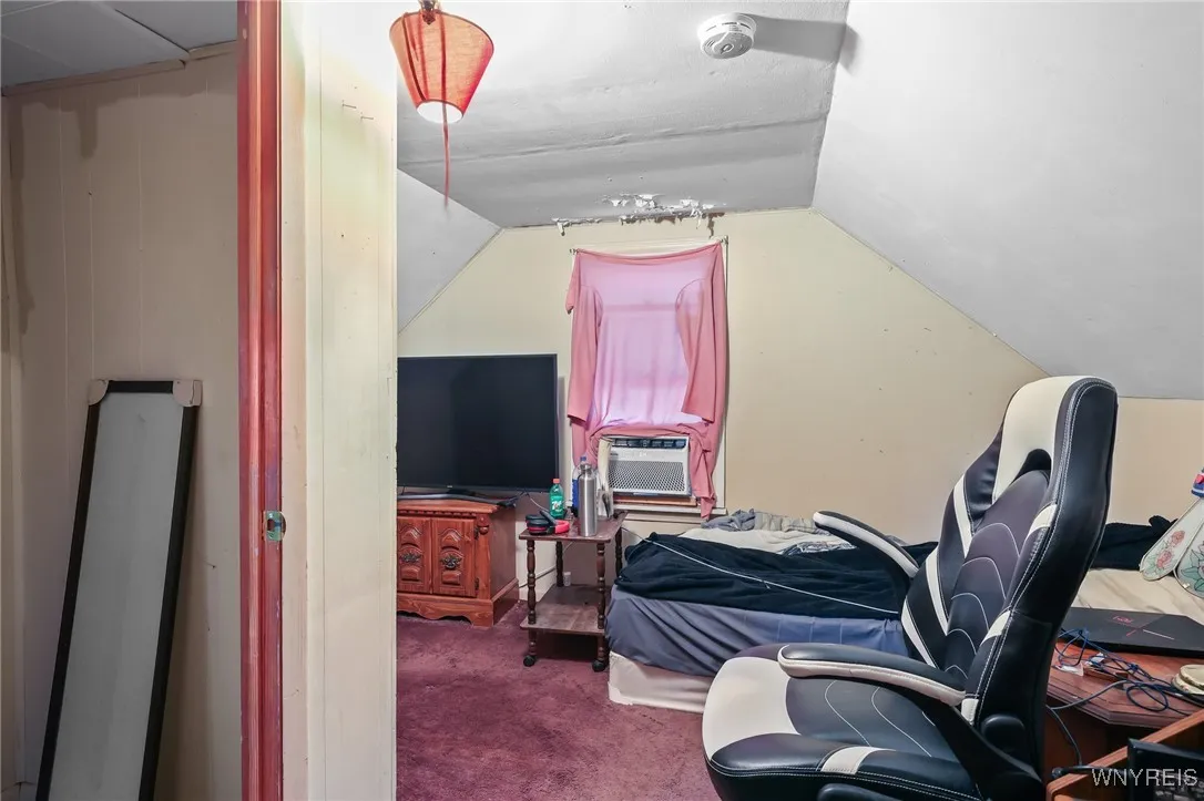Bedroom (2nd floor)