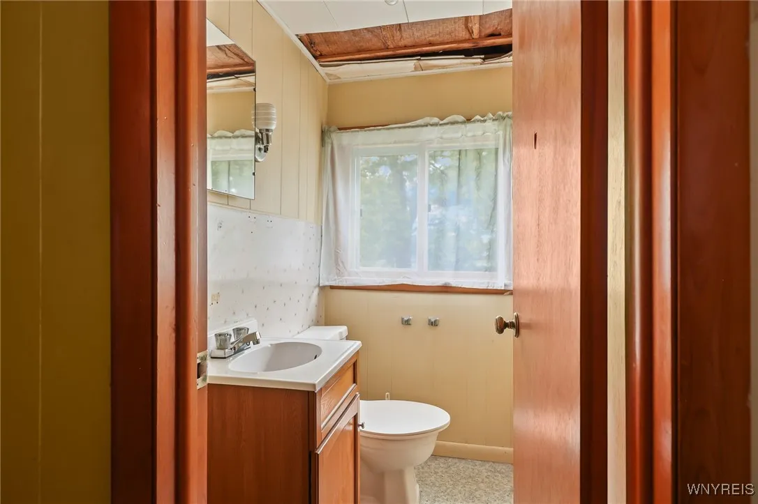 1/2 bathroom (2nd floor)