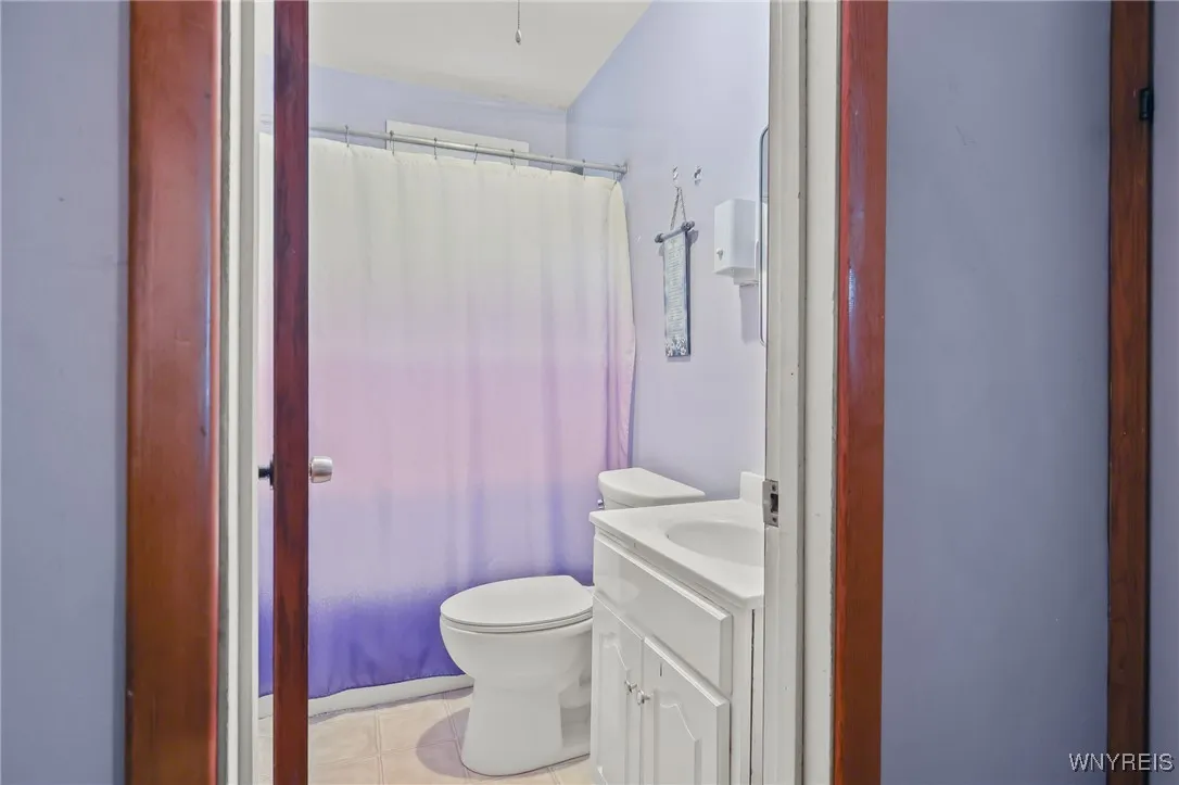 Full bath (1st floor)