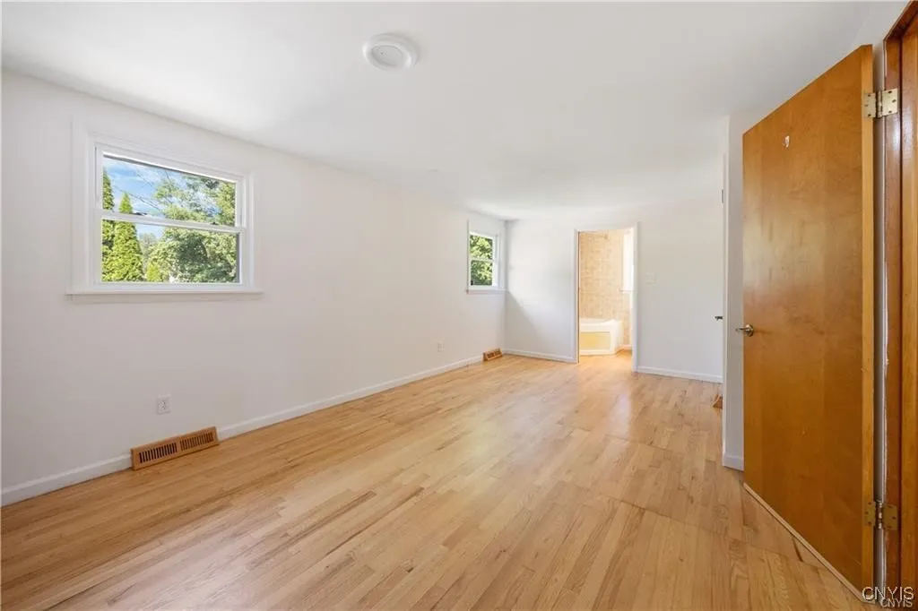 Master bedroom w/bath