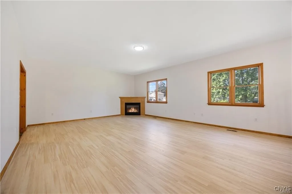 Familyroom w/gas fireplace