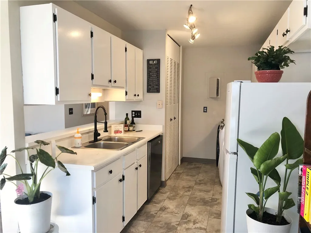 24 Arrowhead North, Perinton, New York 14450, Perinton, New York 14450, 2 Bedrooms Bedrooms, 5 Rooms Rooms,1 BathroomBathrooms,Residential,For Sale,24 Arrowhead North, Perinton, New York 14450,0,R1633783