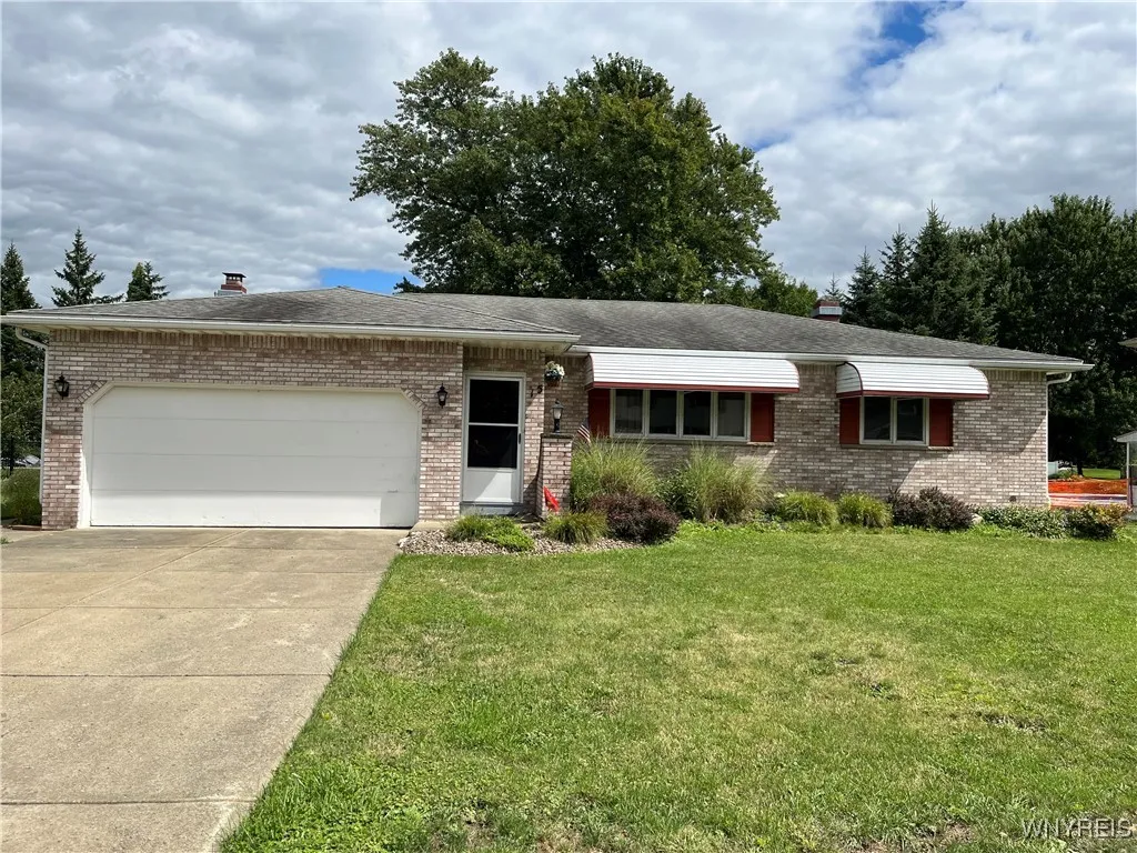 15 Creekview Drive, West Seneca, New York 14224, West Seneca, New York 14224, 3 Bedrooms Bedrooms, 7 Rooms Rooms,2 BathroomsBathrooms,Residential,For Sale,15 Creekview Drive, West Seneca, New York 14224,0,B1634714