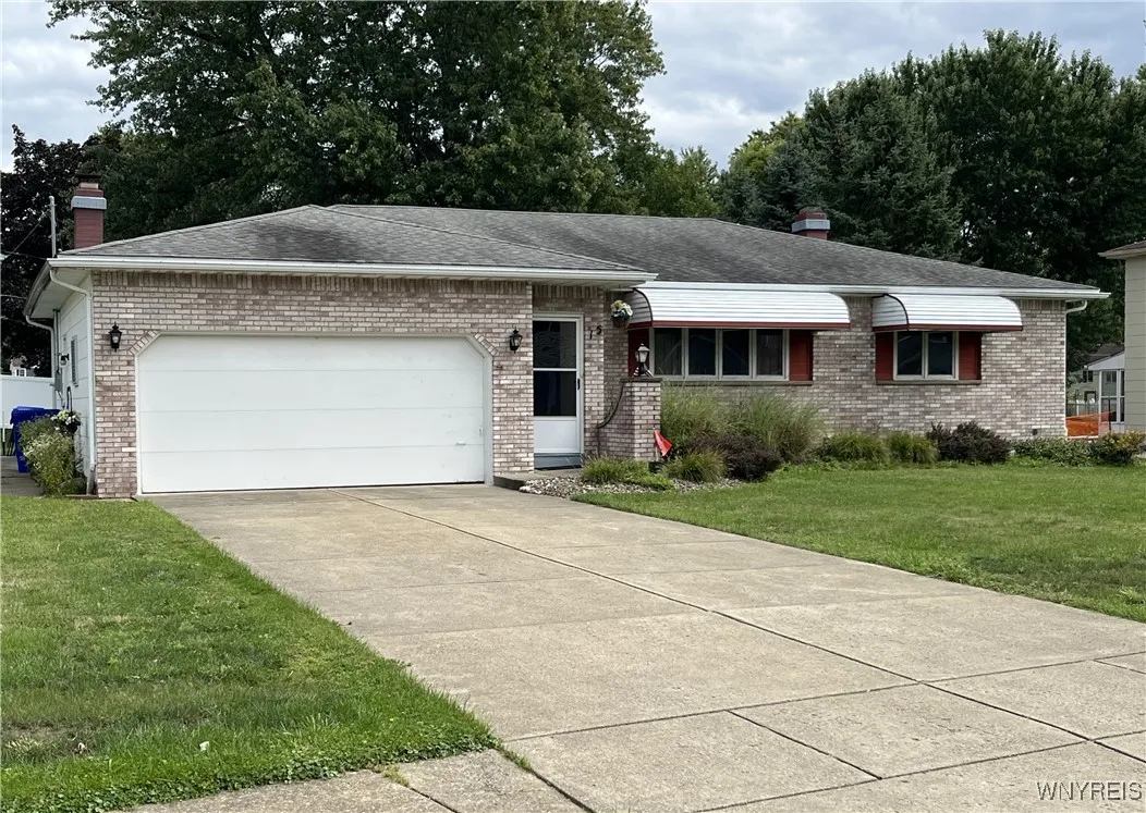 15 Creekview Drive, West Seneca, New York 14224, West Seneca, New York 14224, 3 Bedrooms Bedrooms, 7 Rooms Rooms,2 BathroomsBathrooms,Residential,For Sale,15 Creekview Drive, West Seneca, New York 14224,0,B1634714
