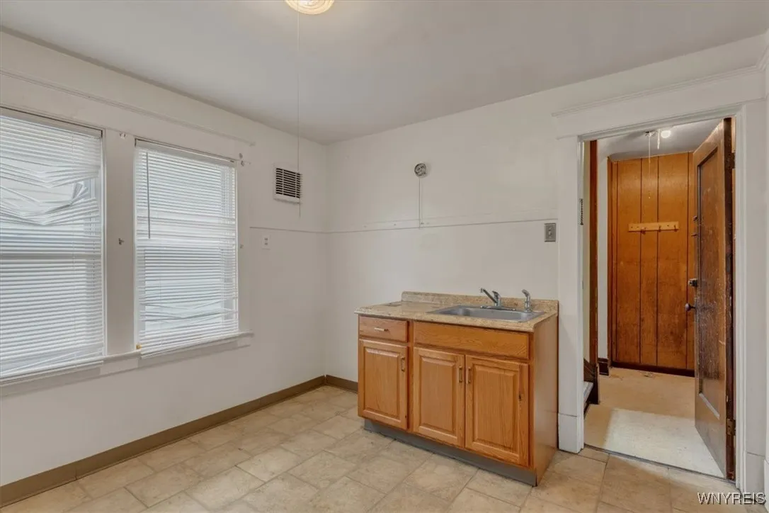 24 Argus Street, Buffalo, New York 14207, Buffalo, New York 14207, 4 Bedrooms Bedrooms, ,2 BathroomsBathrooms,Residential,For Sale,24 Argus Street, Buffalo, New York 14207,0,B1633570