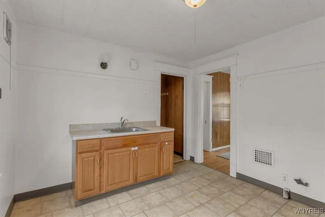 24 Argus Street, Buffalo, New York 14207, Buffalo, New York 14207, 4 Bedrooms Bedrooms, ,2 BathroomsBathrooms,Residential,For Sale,24 Argus Street, Buffalo, New York 14207,0,B1633570