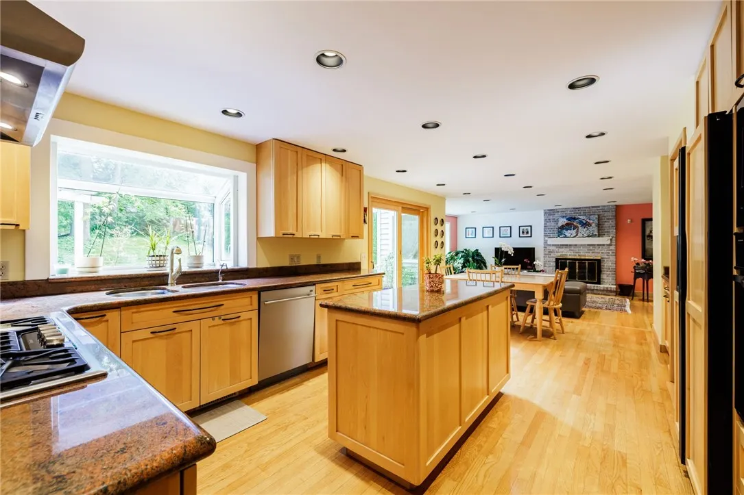 2 White Briar, Pittsford, New York 14534, Pittsford, New York 14534, 5 Bedrooms Bedrooms, 13 Rooms Rooms,2 BathroomsBathrooms,Residential,Closed,2 White Briar, Pittsford, New York 14534,0,R1635111