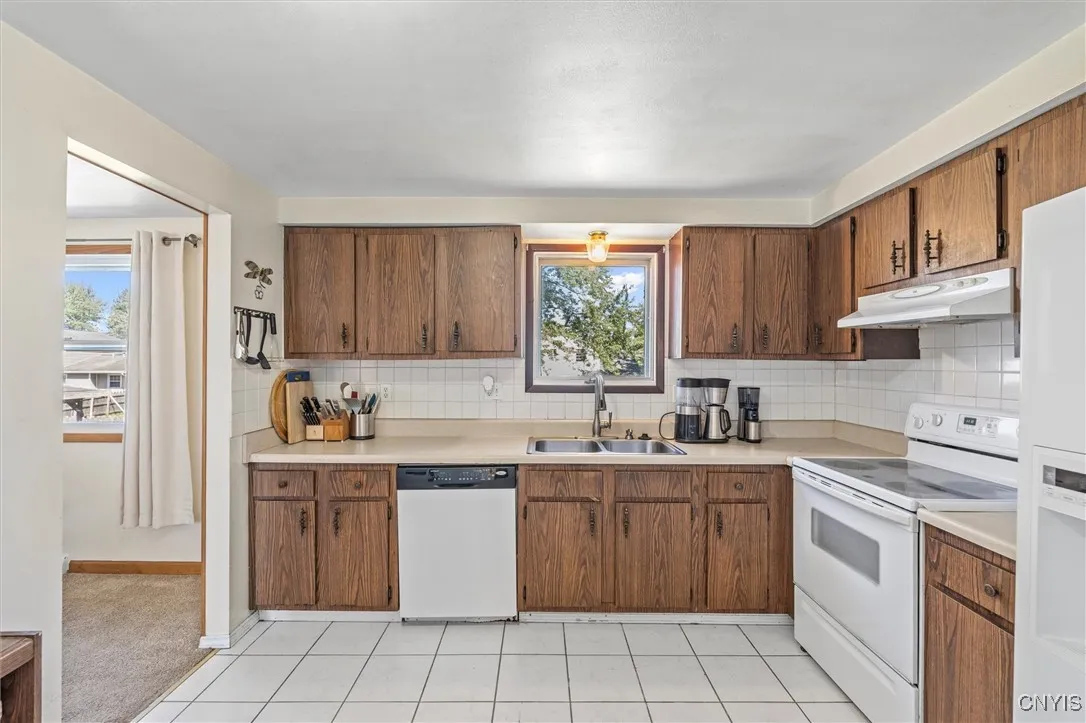 8050 Evesborough Drive, Clay, New York 13041, Clay, New York 13041, 3 Bedrooms Bedrooms, 10 Rooms Rooms,1 BathroomBathrooms,Residential,Closed,8050 Evesborough Drive, Clay, New York 13041,0,S1635127