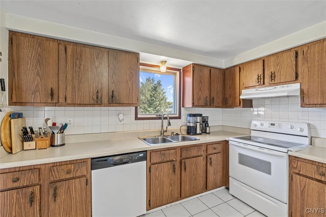 8050 Evesborough Drive, Clay, New York 13041, Clay, New York 13041, 3 Bedrooms Bedrooms, 10 Rooms Rooms,1 BathroomBathrooms,Residential,Closed,8050 Evesborough Drive, Clay, New York 13041,0,S1635127