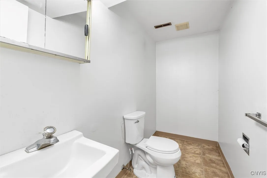 8050 Evesborough Drive, Clay, New York 13041, Clay, New York 13041, 3 Bedrooms Bedrooms, 10 Rooms Rooms,1 BathroomBathrooms,Residential,Closed,8050 Evesborough Drive, Clay, New York 13041,0,S1635127