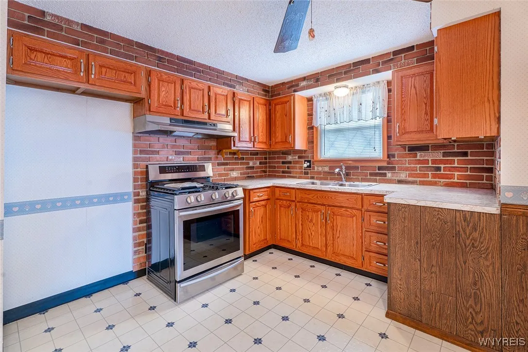 8 Satinwood Drive, Cheektowaga, New York 14225, Cheektowaga, New York 14225, 3 Bedrooms Bedrooms, 7 Rooms Rooms,1 BathroomBathrooms,Residential,For Sale,8 Satinwood Drive, Cheektowaga, New York 14225,0,B1631484